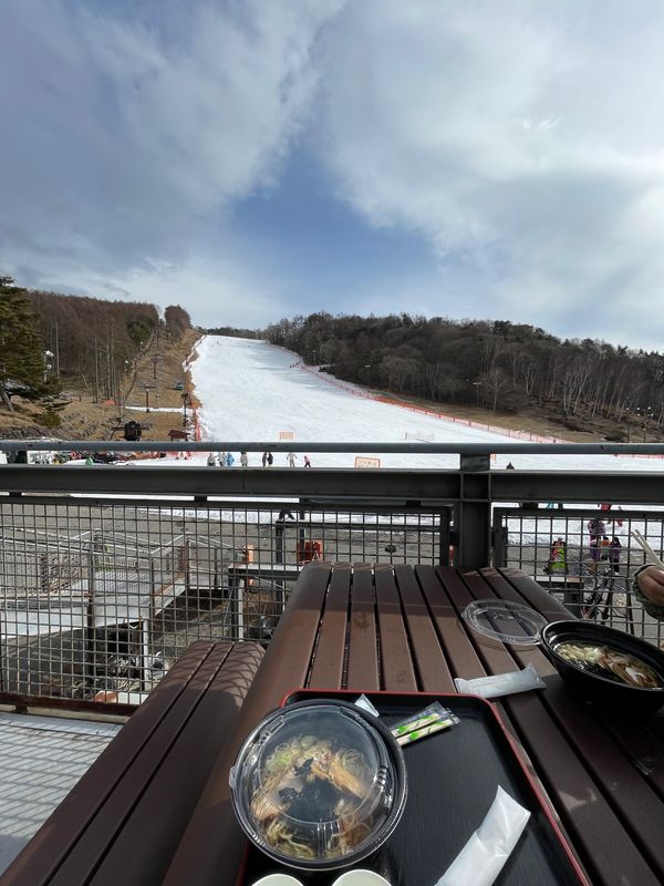 日本・長野県「星のや リゾナーレ八ヶ岳」の写真：暖かくてテラスでラーメン

なんの変哲も...