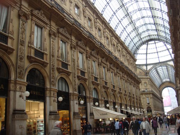 イタリア・ミラノ「2010：ESMO@Milano」の写真：@Galleria Vittorio E...