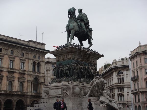 イタリア・ミラノ「2010：ESMO@Milano」の写真：@Piazza del Duomo
ドゥ...