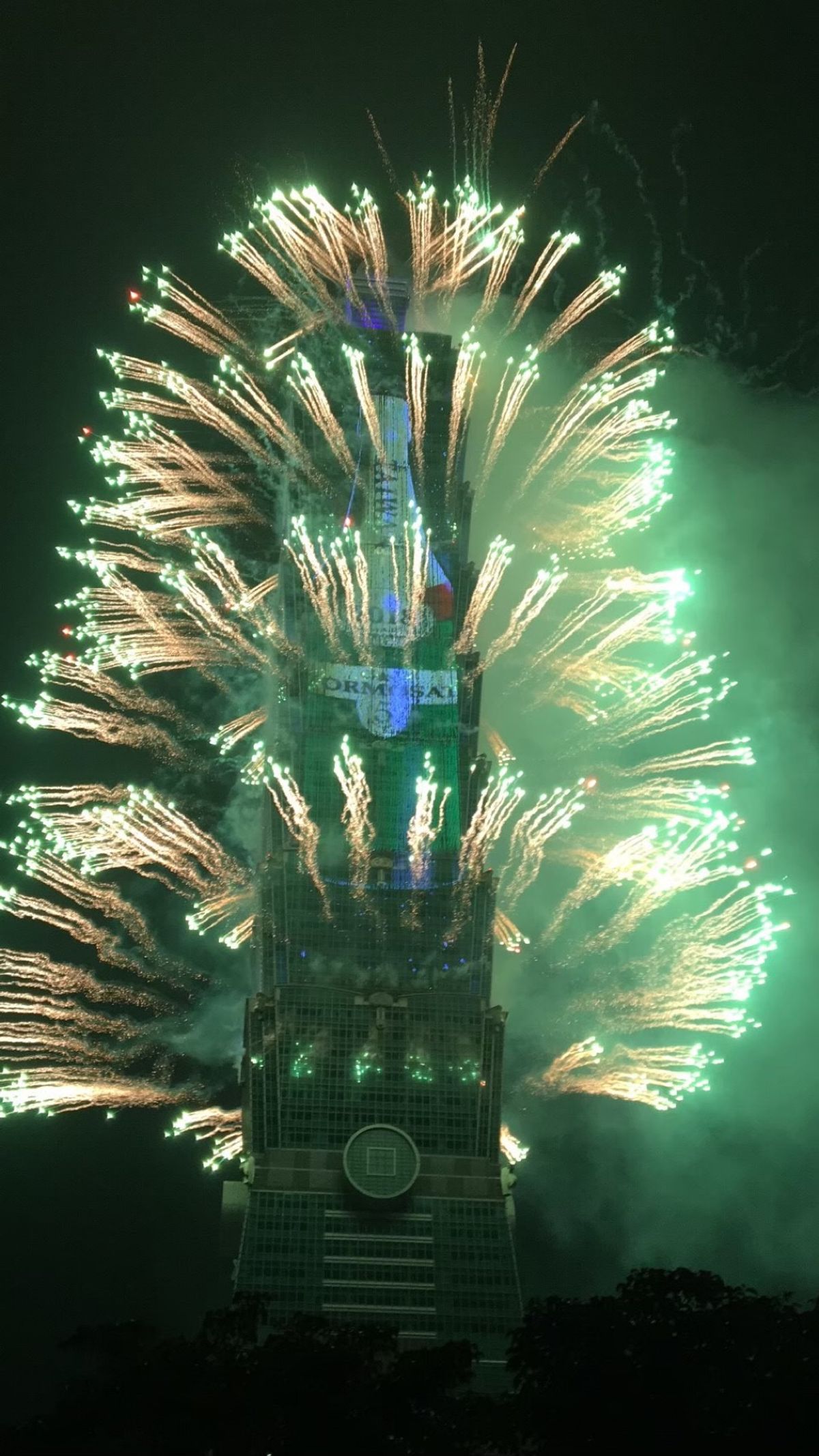 カウントダウンに101に(^O^)
夕方くらいから見やすい場所を取りに来る...