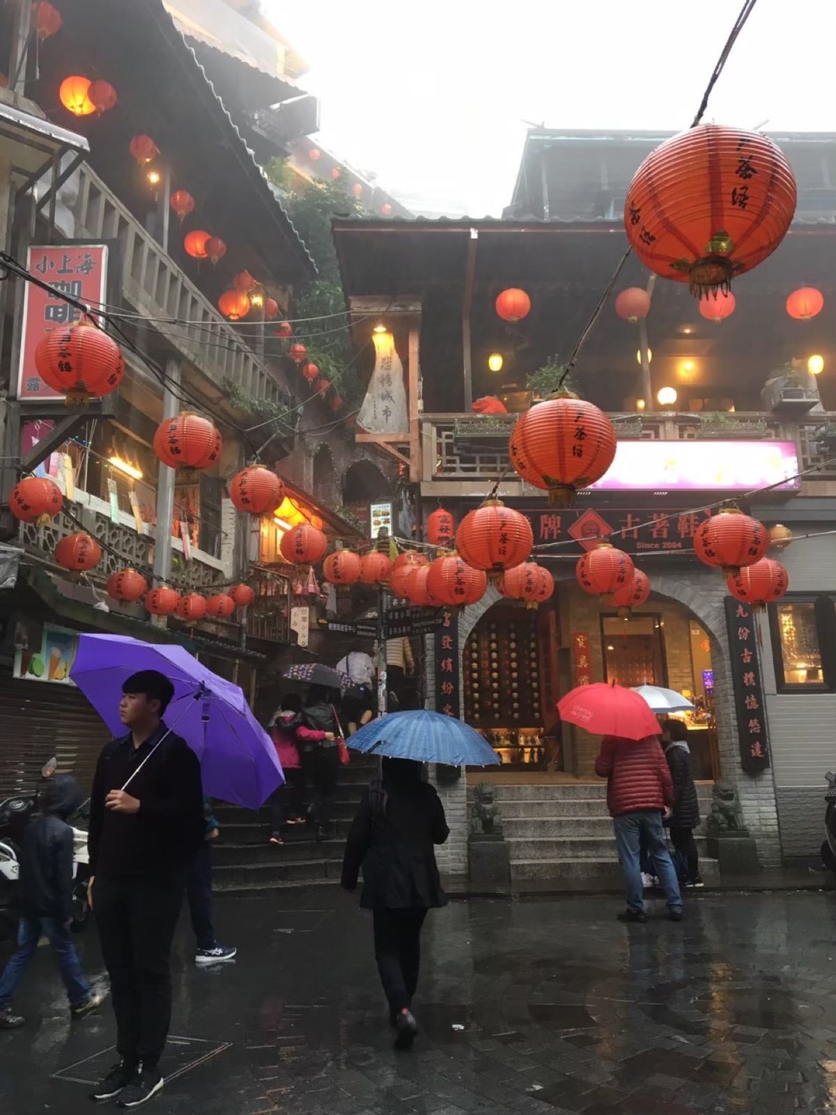 残念ながら雨だったけど
行きたかった九份へ！(*ﾟ▽ﾟ)
バスで行ったけど...