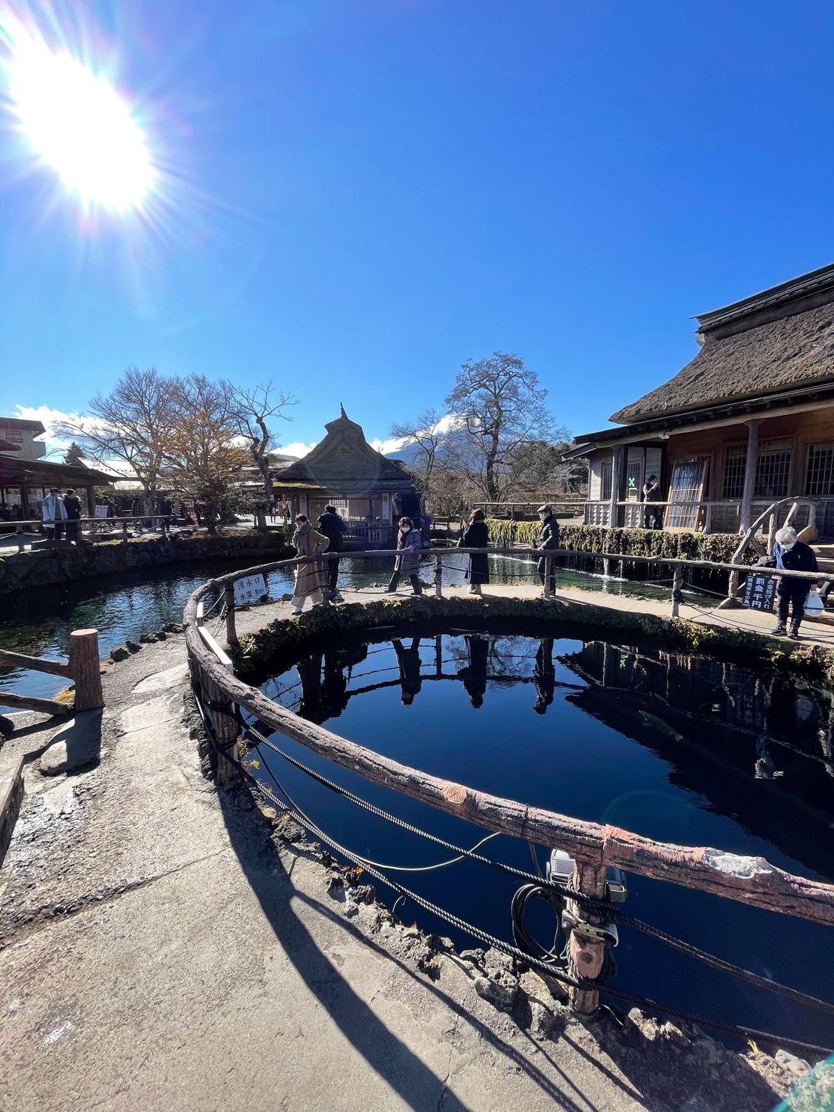 忍野八海。
富士湧水でできた池らしく澄んでいてとても綺麗。