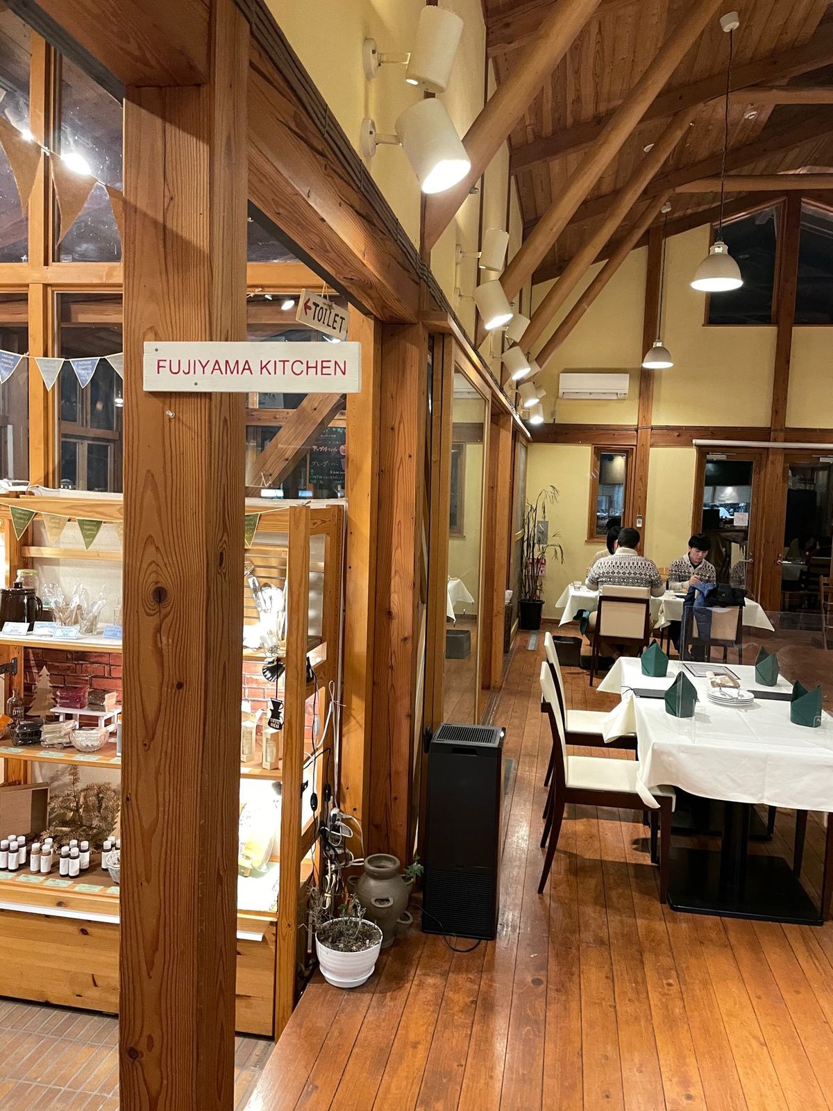 フジヤマキッチンというレストランでやっと夕食。
ボロネーゼ、ボロクソうまい😋