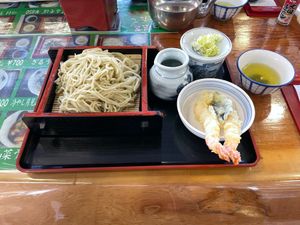 忍野八海の湧水で作られたらしい蕎麦。
名水で作られたということで確かに美味しい！