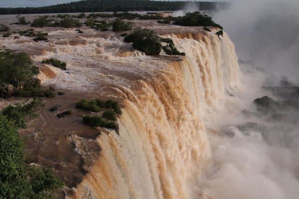 ブラジル・Iguaçu「７ヶ月２８ヶ国世界一周（ブラジル）」の写真：ブラジル側からも。時差があるのに注意