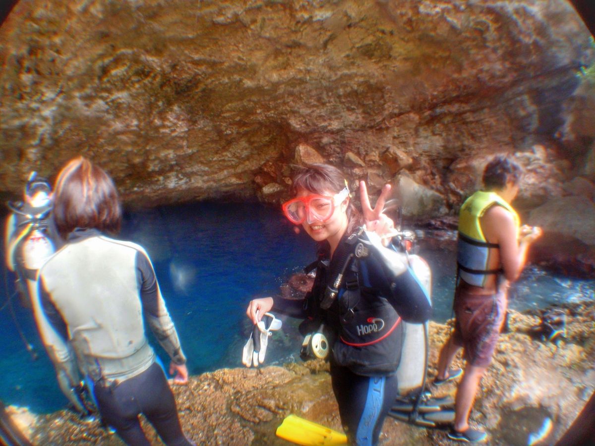 8th Mar. 2012 pic📷

in Grotto🪨
(穴って意味...