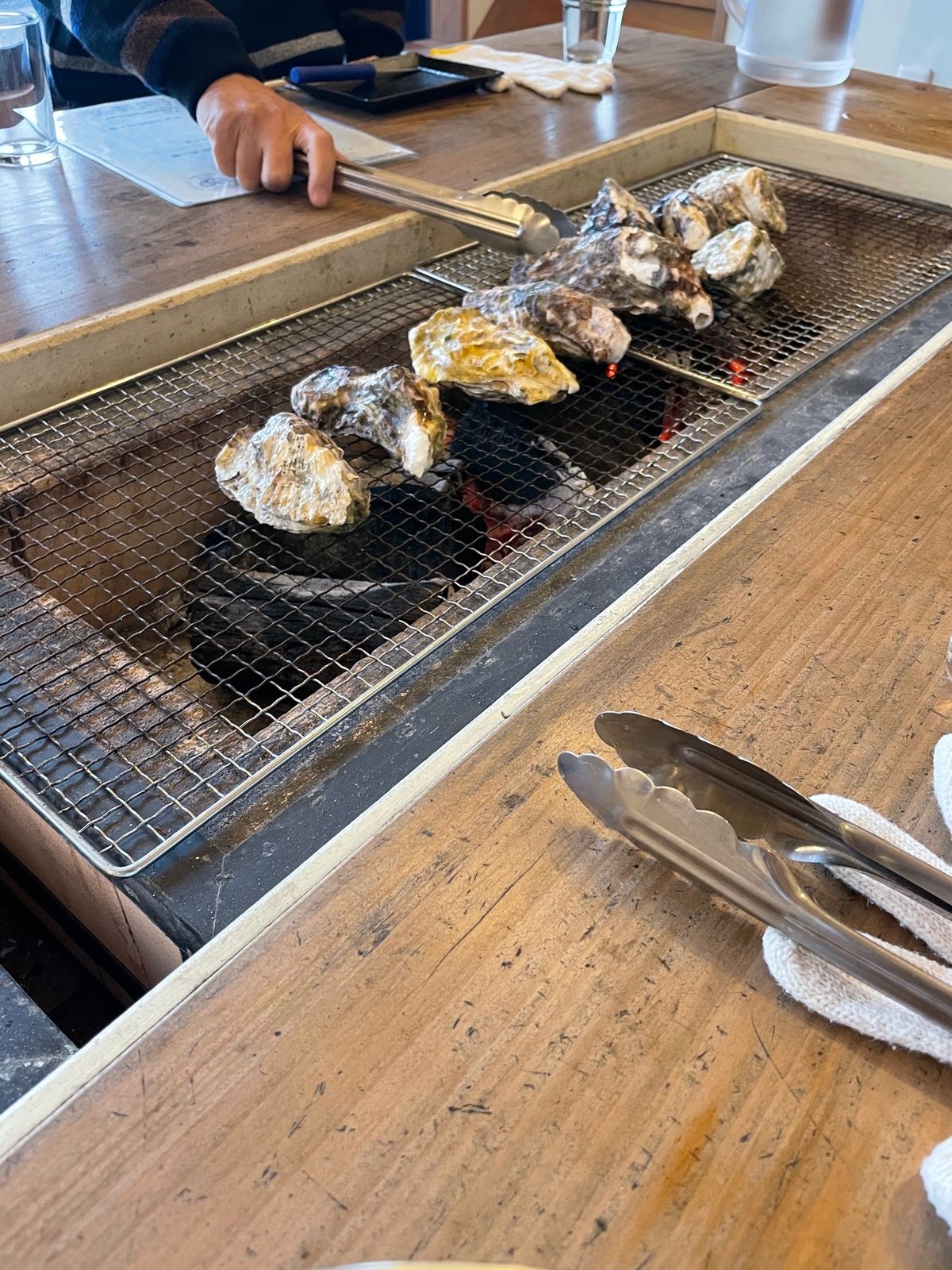 初日の昼は穴水で焼き牡蠣🦪
#CoastTableさん
自分で炭火でじっく...