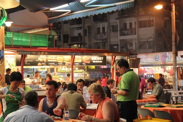 マレーシア・クアラルンプール「2011：APCC@Kuala Lumpur」の写真：到着後、すぐに屋台飯
ビールは定番のTi...