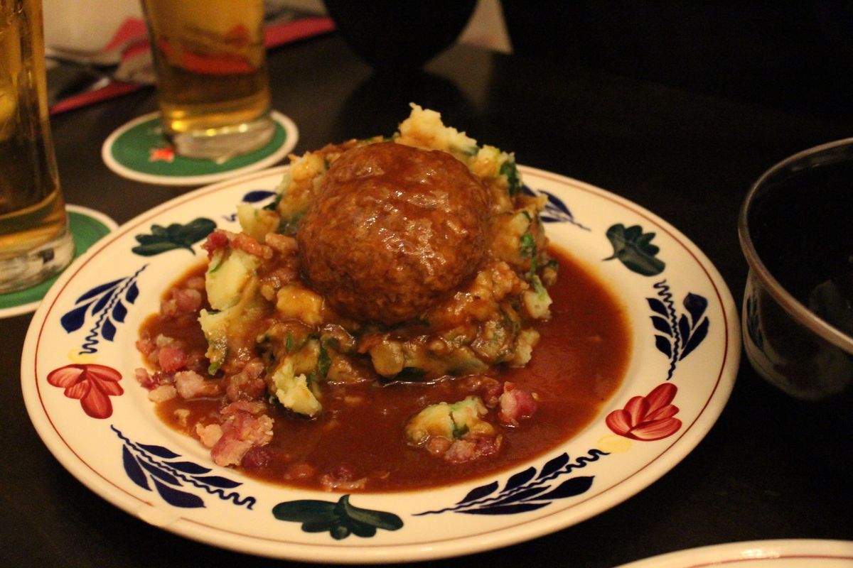 ランチはせっかくなのでオランダ料理🇳🇱

1枚目：ムール貝の白ワイン蒸し🐚...