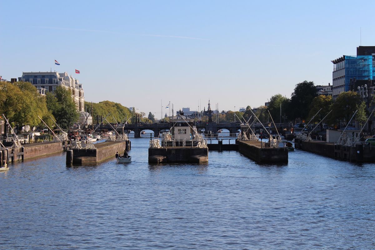アムステルダムは水運の街②

手漕ぎもいました💦頑張れ‼️

