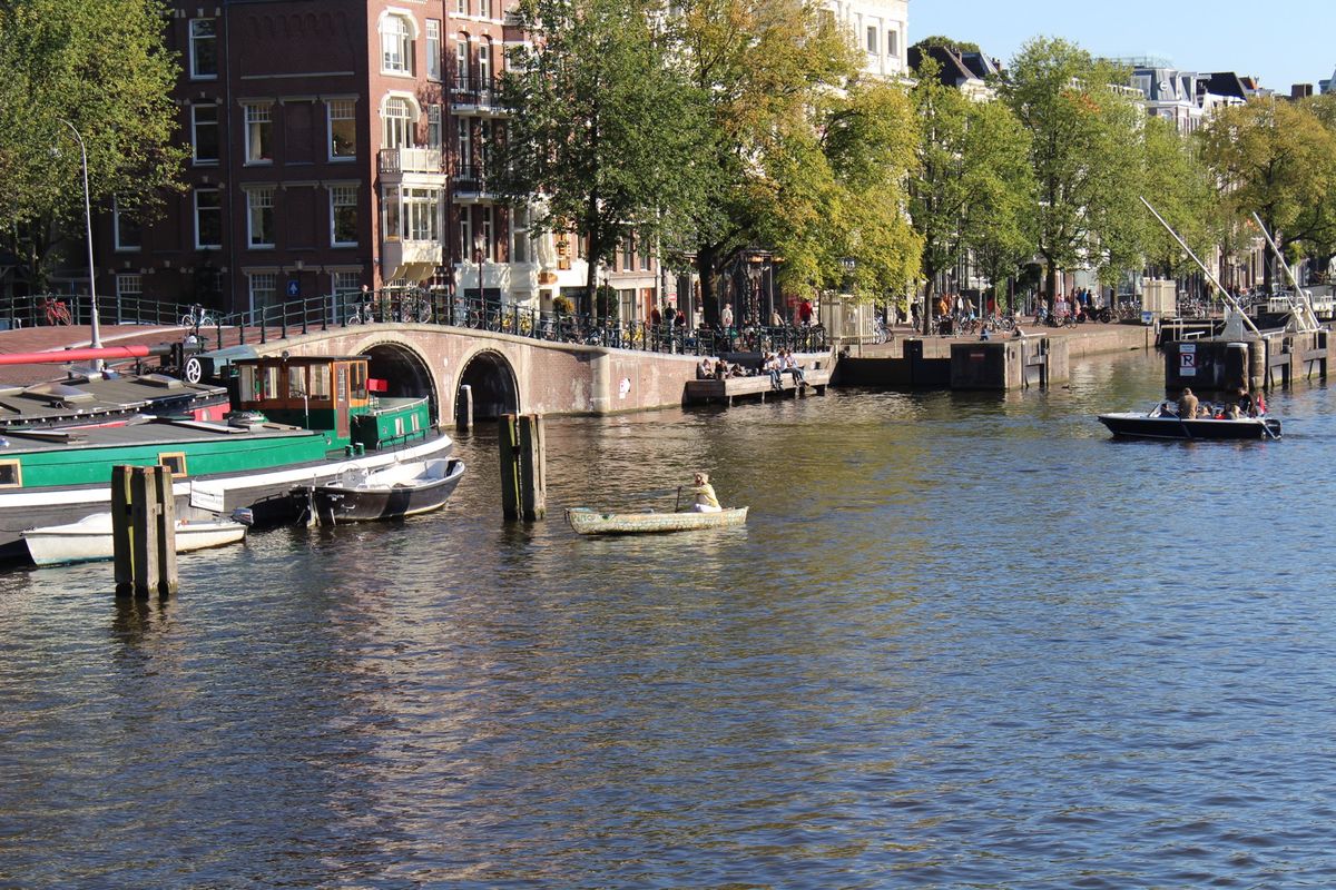 アムステルダムは水運の街②

手漕ぎもいました💦頑張れ‼️
