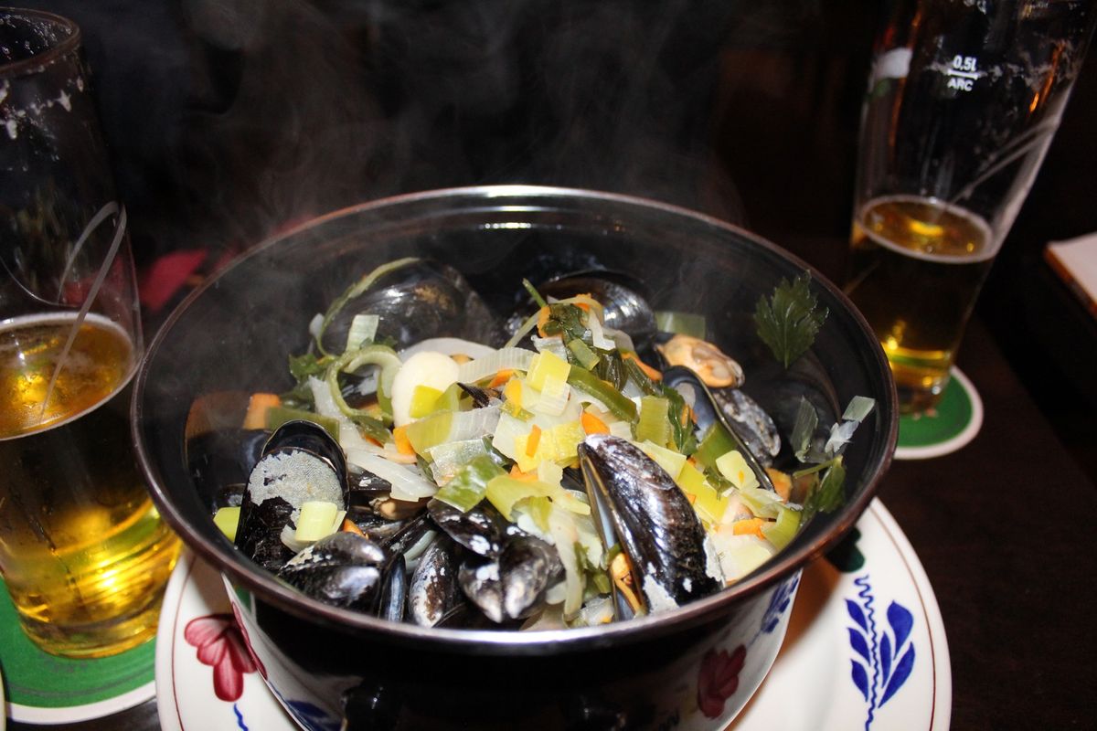 ランチはせっかくなのでオランダ料理🇳🇱

1枚目：ムール貝の白ワイン蒸し🐚...