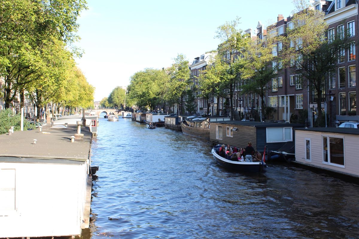 アムステルダムは水運の街①

1枚目：こんな感じでボートハウスが並んでいま...