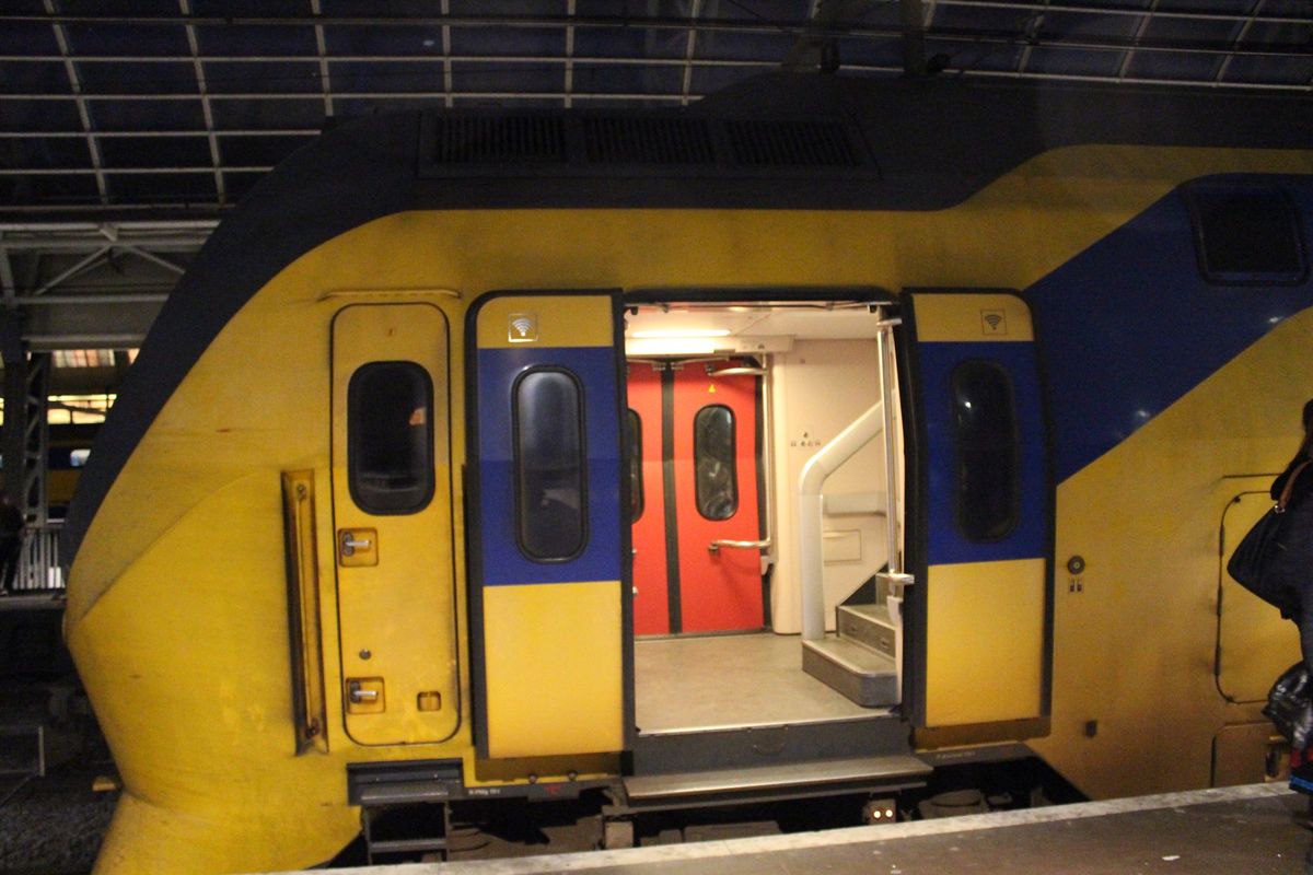 空港からホテルへの移動は2階建車輌の、若干うす汚れた電車で😆