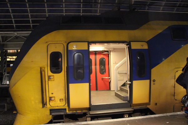 オランダ・アムステルダム「2013：ESMO@Amsterdam」の写真：空港からホテルへの移動は2階建車輌の、若...