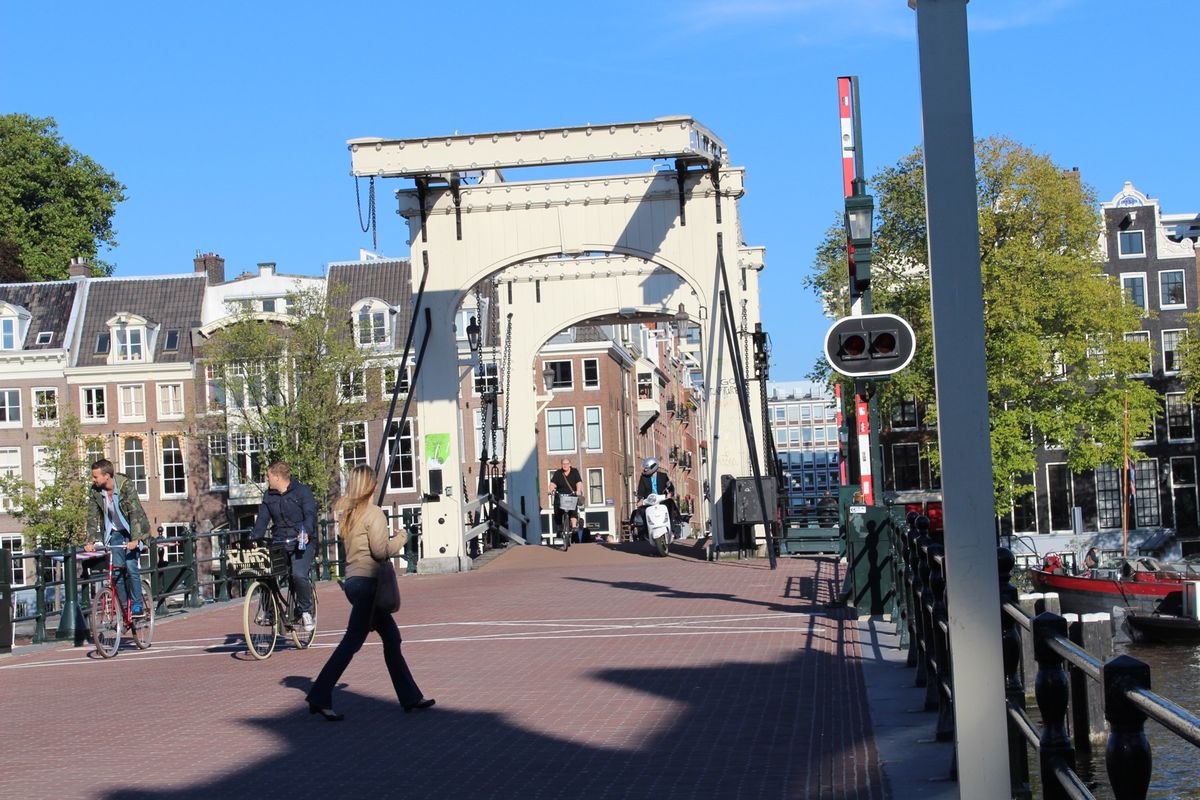 アムステルダムは水運の街①

1枚目：こんな感じでボートハウスが並んでいま...