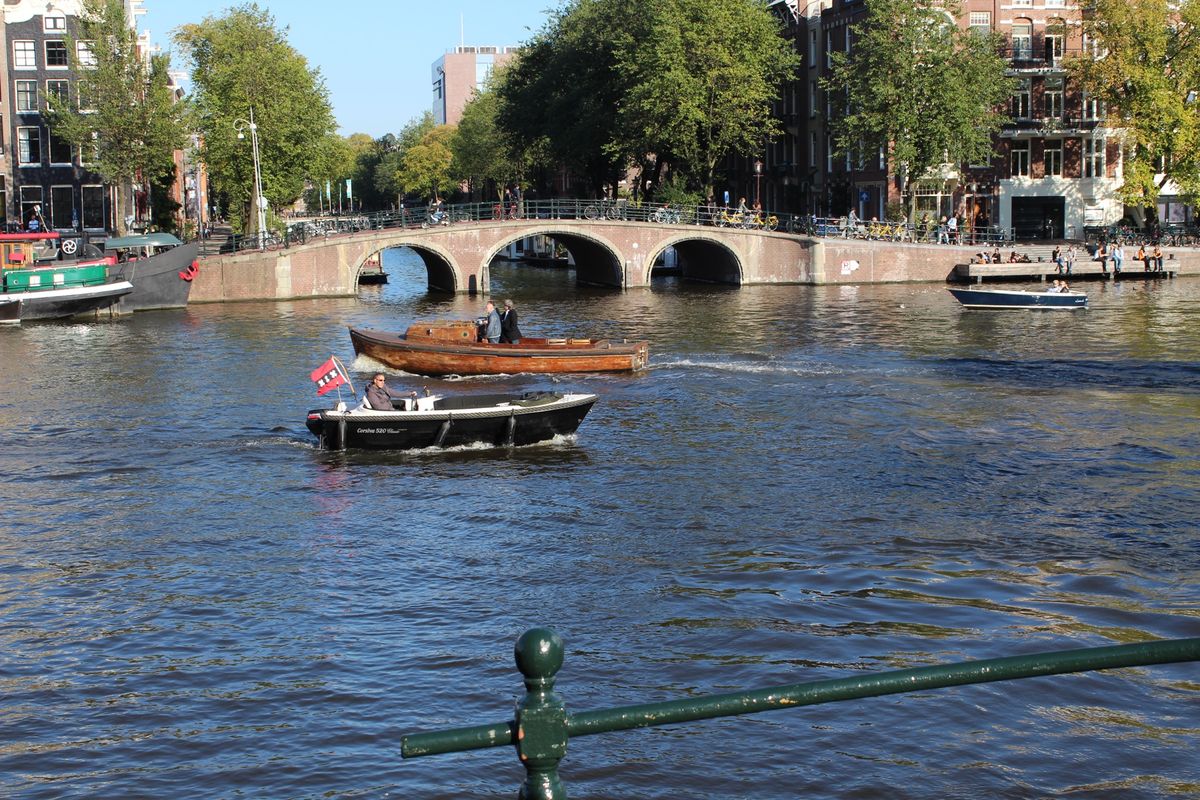 アムステルダムは水運の街①

1枚目：こんな感じでボートハウスが並んでいま...