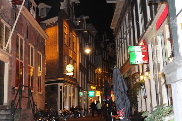 オランダ・アムステルダム「2013：ESMO@Amsterdam」の写真：ホテル前の通りは遅い時間にも関わらず、賑...