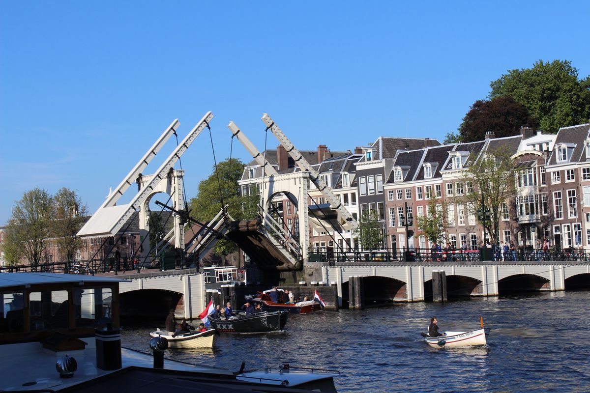 アムステルダムは水運の街①

1枚目：こんな感じでボートハウスが並んでいま...