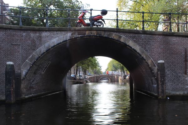 オランダ・アムステルダム「2013：ESMO@Amsterdam」の写真：@運河クルーズ②

1枚目：こんな狭いと...