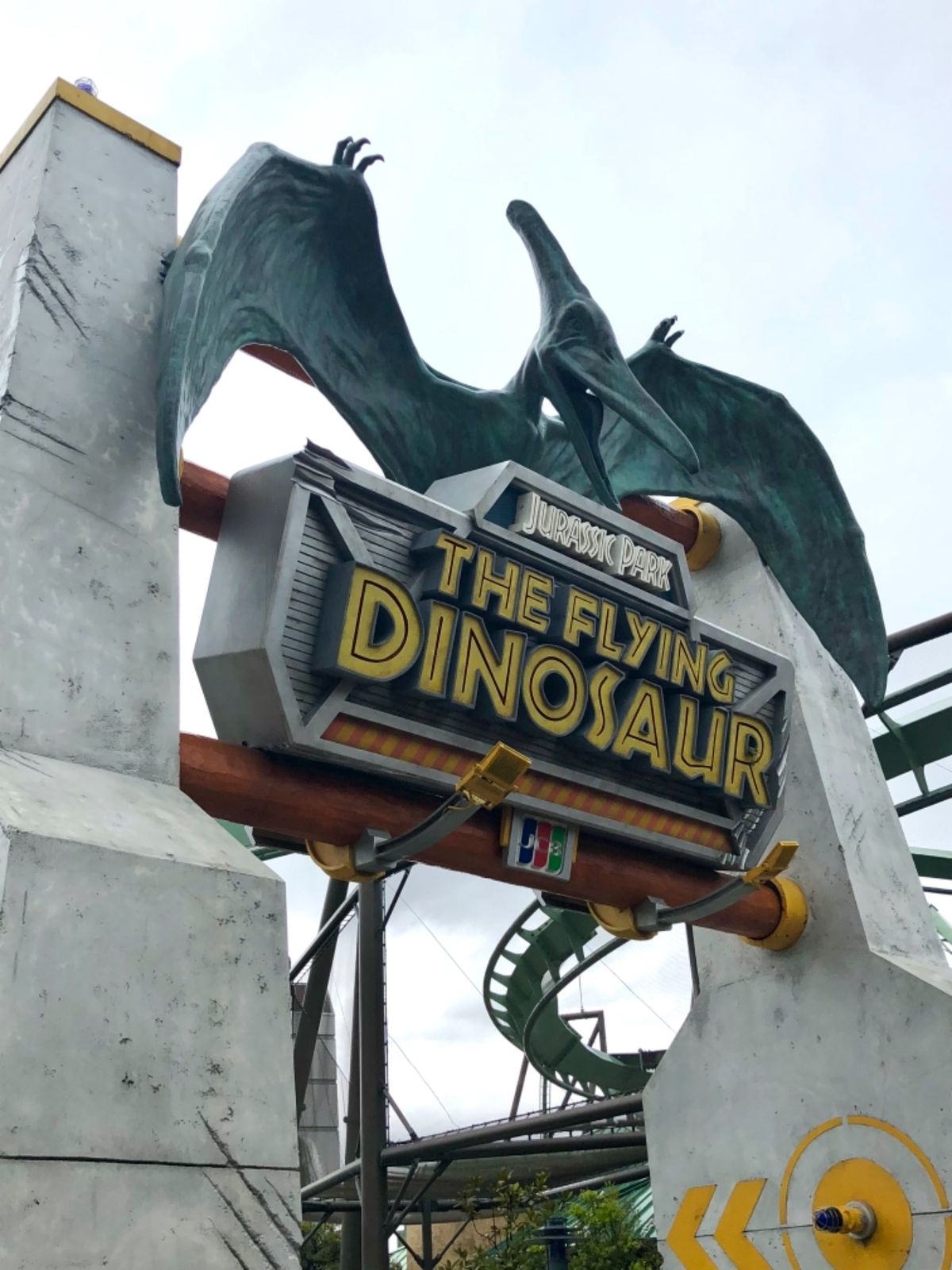 ザ・フライング・ダイナソー
足元宙ぶらりんの踏ん張れない系コースターって怖...