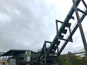 ザ・フライング・ダイナソー
足元宙ぶらりんの踏ん張れない系コースターって怖...