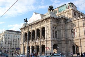 @Wiener Staatsoper

ウィーン国立歌劇場
街の中に圧感の...