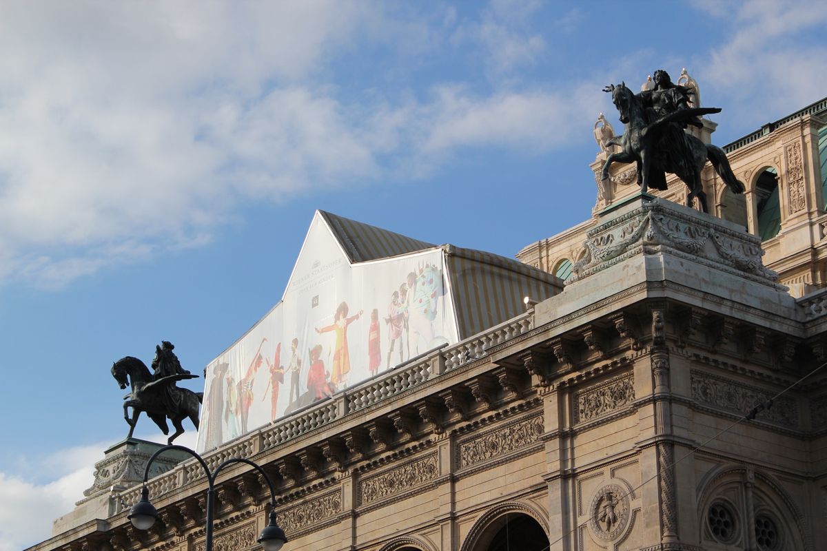 @Wiener Staatsoper

ウィーン国立歌劇場
街の中に圧感の...