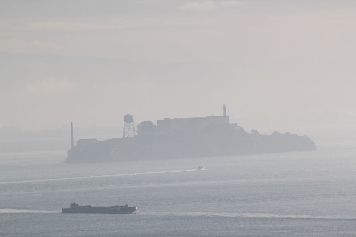@Golden Gate Bridge②

朝靄の中に見えるアルカトラズ島...