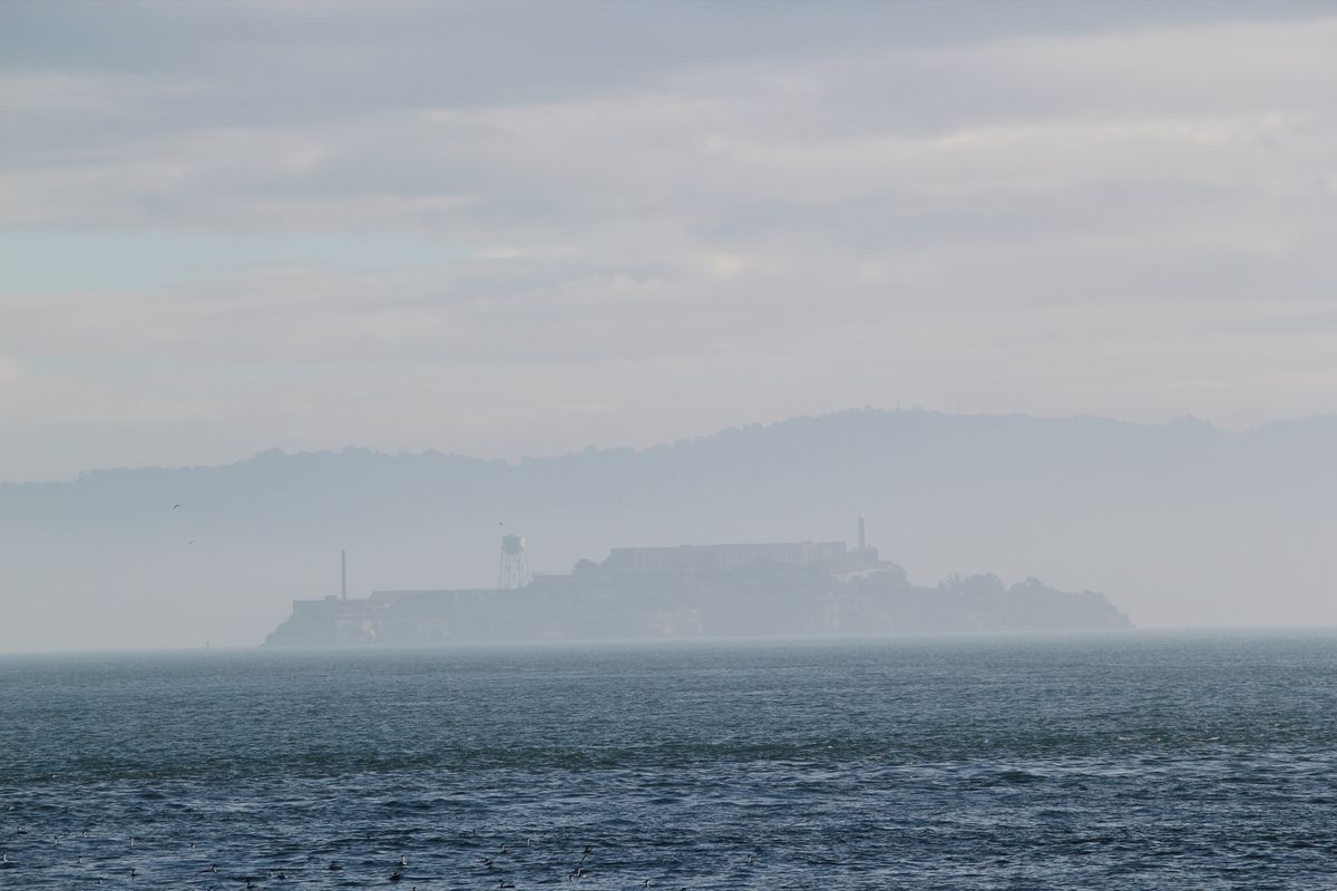 @Golden Gate Bridge②

朝靄の中に見えるアルカトラズ島...