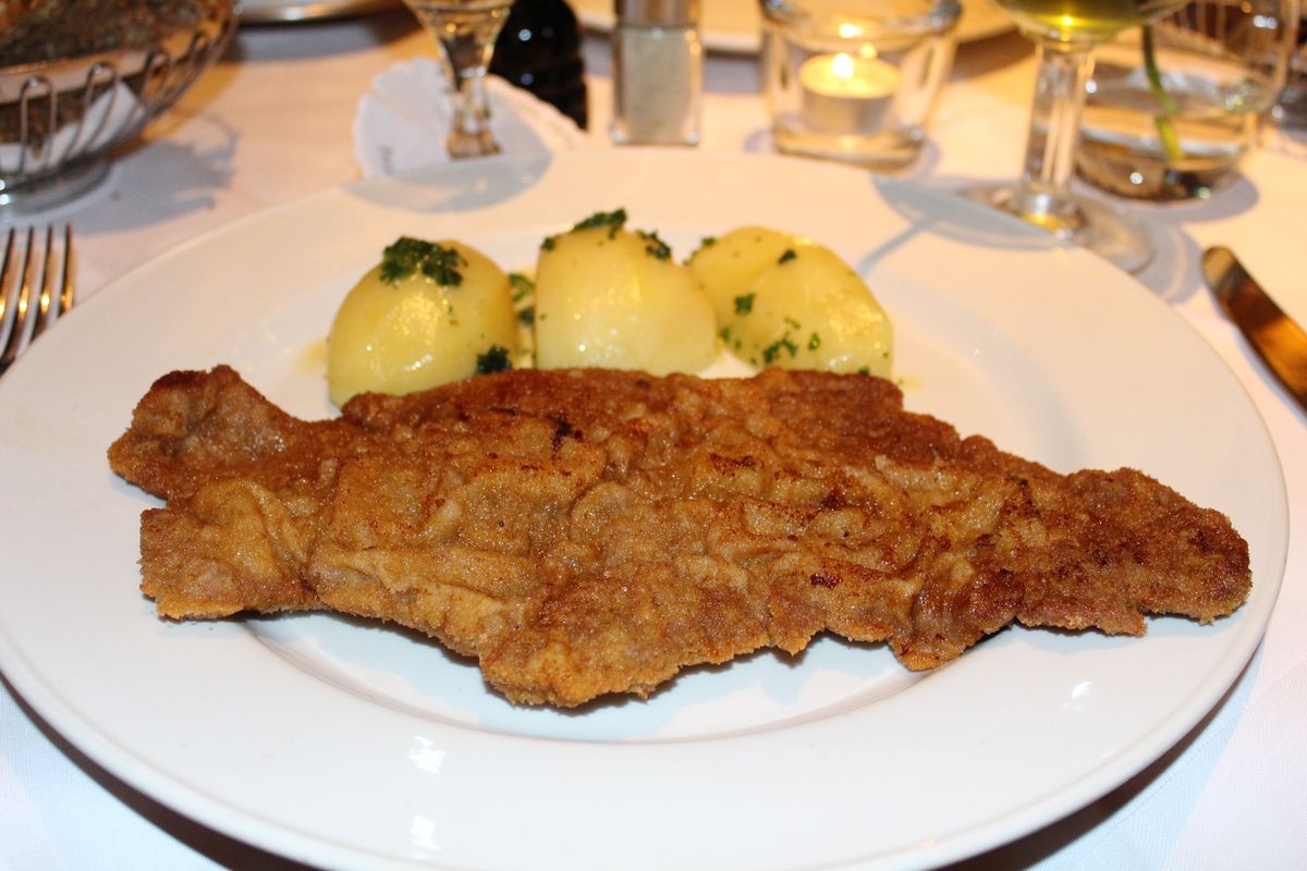 @ホテル近くのレストラン

夕食はシュニッツェル🥩と、もちろんドイツビール🍺