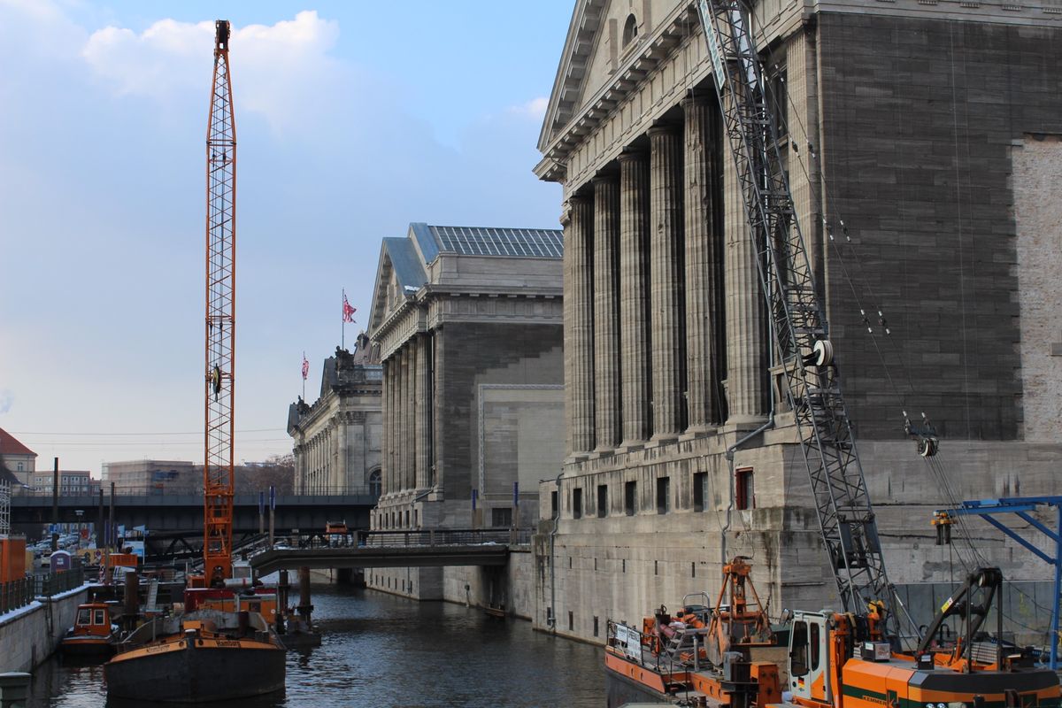 @Pergamon museum

ペルガモン博物館はシュプレー川の中洲に...