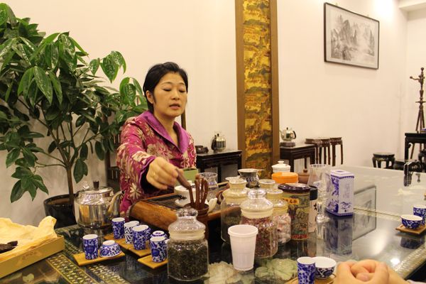 中国・北京「2013：APCC@Beijing, Tianjin」の写真：ガイドさんが「中国と言ったらお茶🍵 いい...