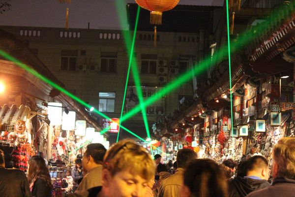中国・北京「2013：APCC@Beijing, Tianjin」の写真：夜の露天ではレーザーらしき光の出るオモチ...