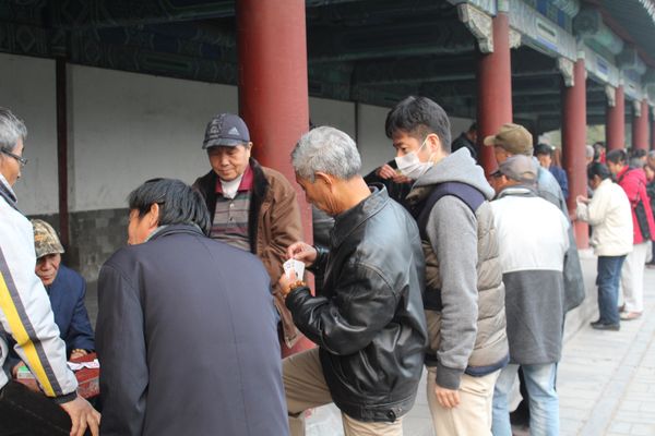 中国・北京「2013：APCC@Beijing, Tianjin」の写真：最後に...
白昼堂々、街中で賭けトラン...