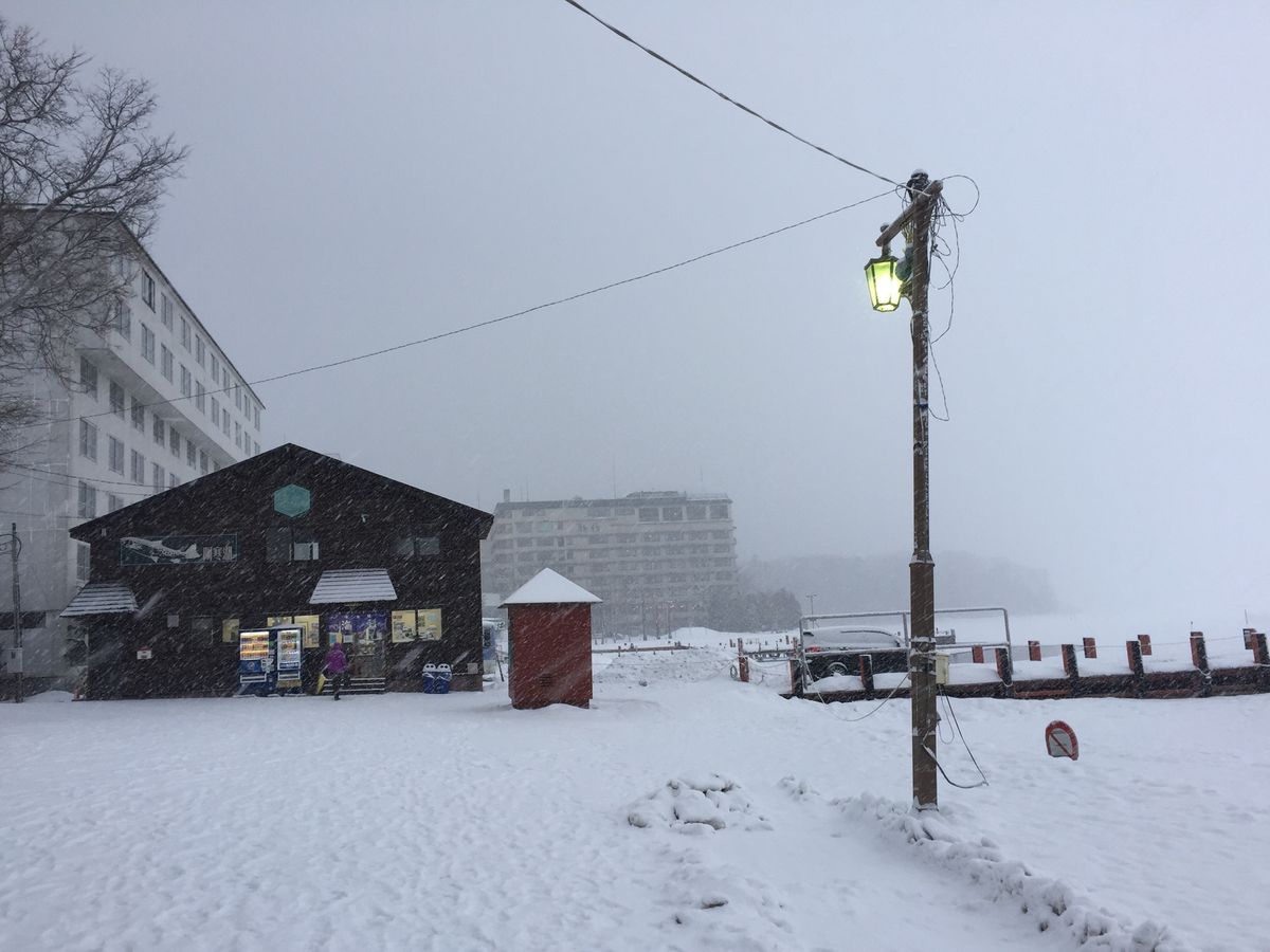 到着の時いい天気だが、午後になると大雪になった