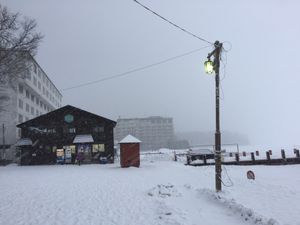 到着の時いい天気だが、午後になると大雪になった