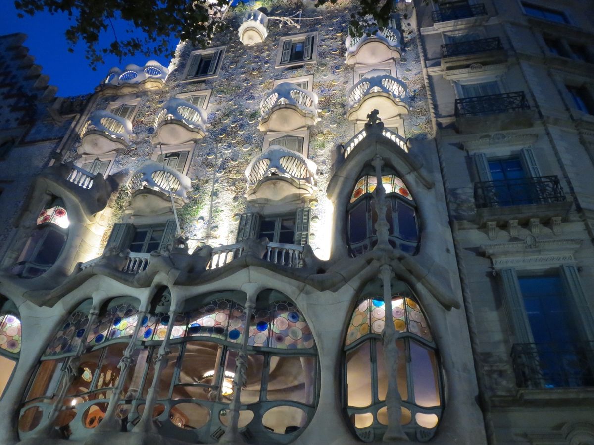 @Casa Batllo

夜のカサ・バトリョはライトアップされてキレイで...