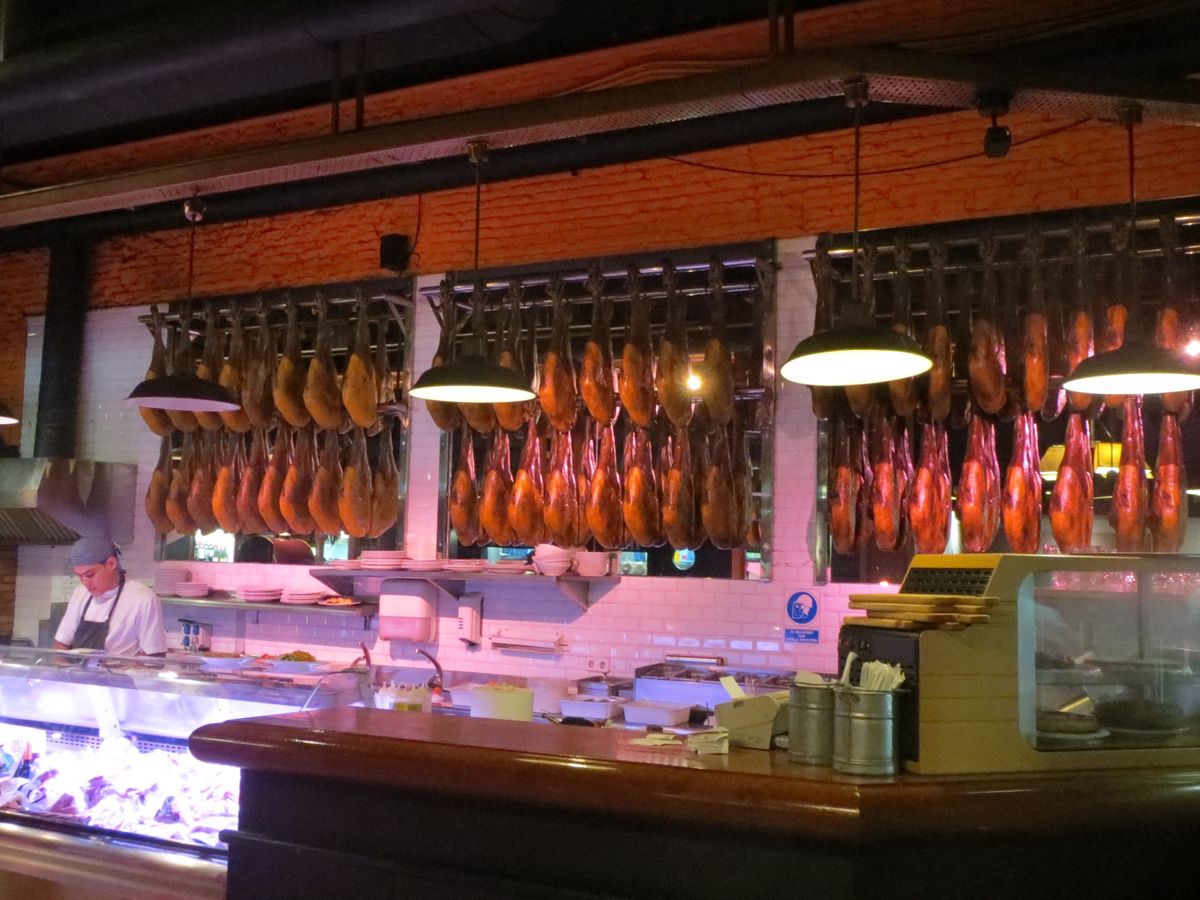 Barに行くと、どの店も生ハム原木がぶら下がっています😊