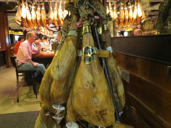 スペイン・バルセロナ「2014：WCGC@Barcelona」の写真：Barに行くと、どの店も生ハム原木がぶら...