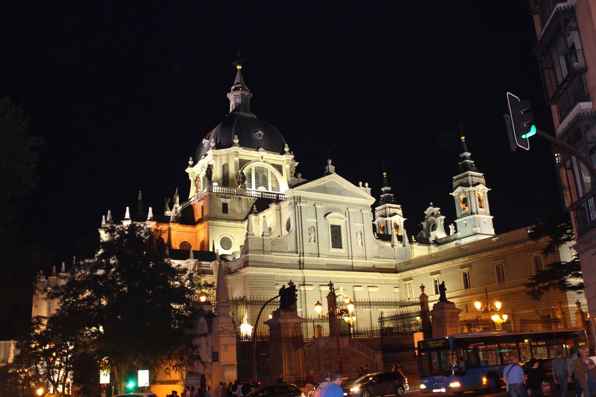 夜のMadrid🇪🇸
ライトアップされた街中がキレイ☺️