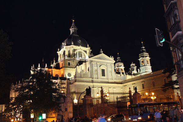 スペイン・マドリード「2014：ESMO@Madrid」の写真：夜のMadrid🇪🇸
ライトアップされた...