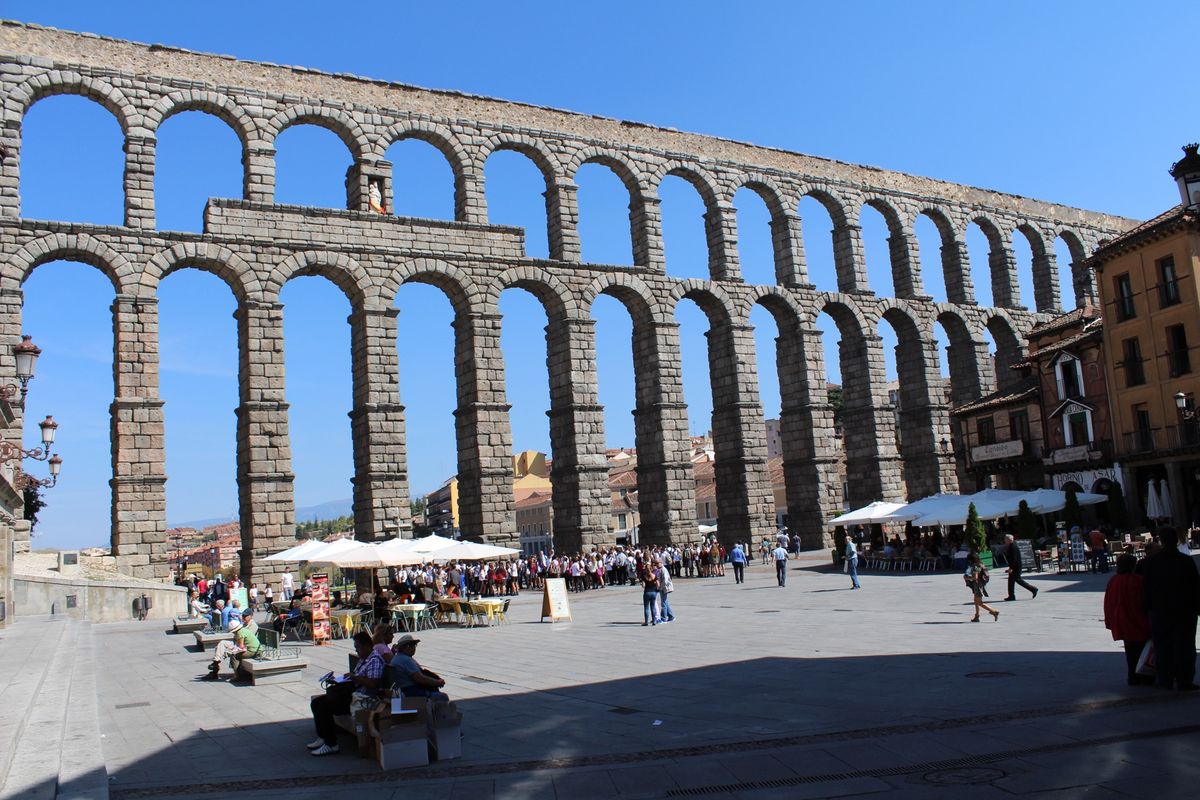 @Segovia③

セゴビアの水道橋は古代ローマの紀元1世紀頃に造られた...