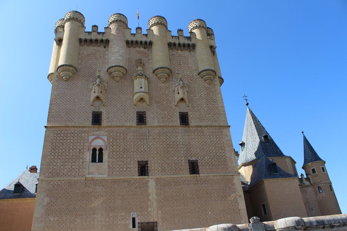 @Alcazar de Segovia

アルカサスはスペイン語で城の意味...