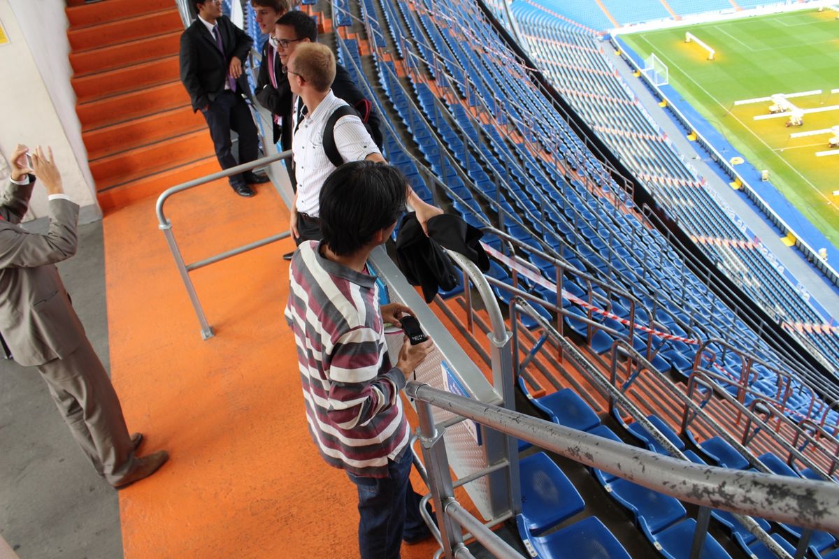 @Estadio Santiago Bernabeu②

まずは階段をひた...