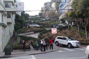 @Lombard street

ランチ後は腹ごなしにLombard st...