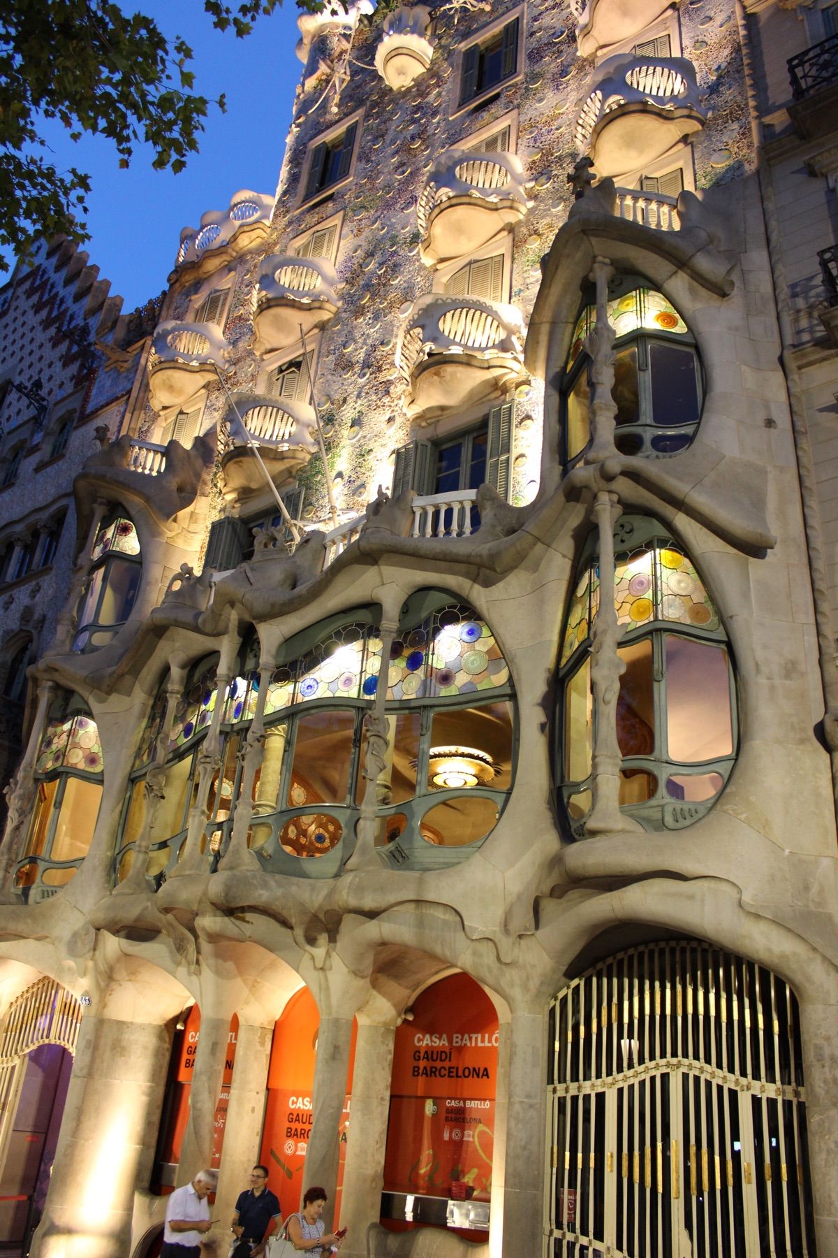 @Casa Batllo①

いつ見てもライトアップされたカサ・バトリョは...
