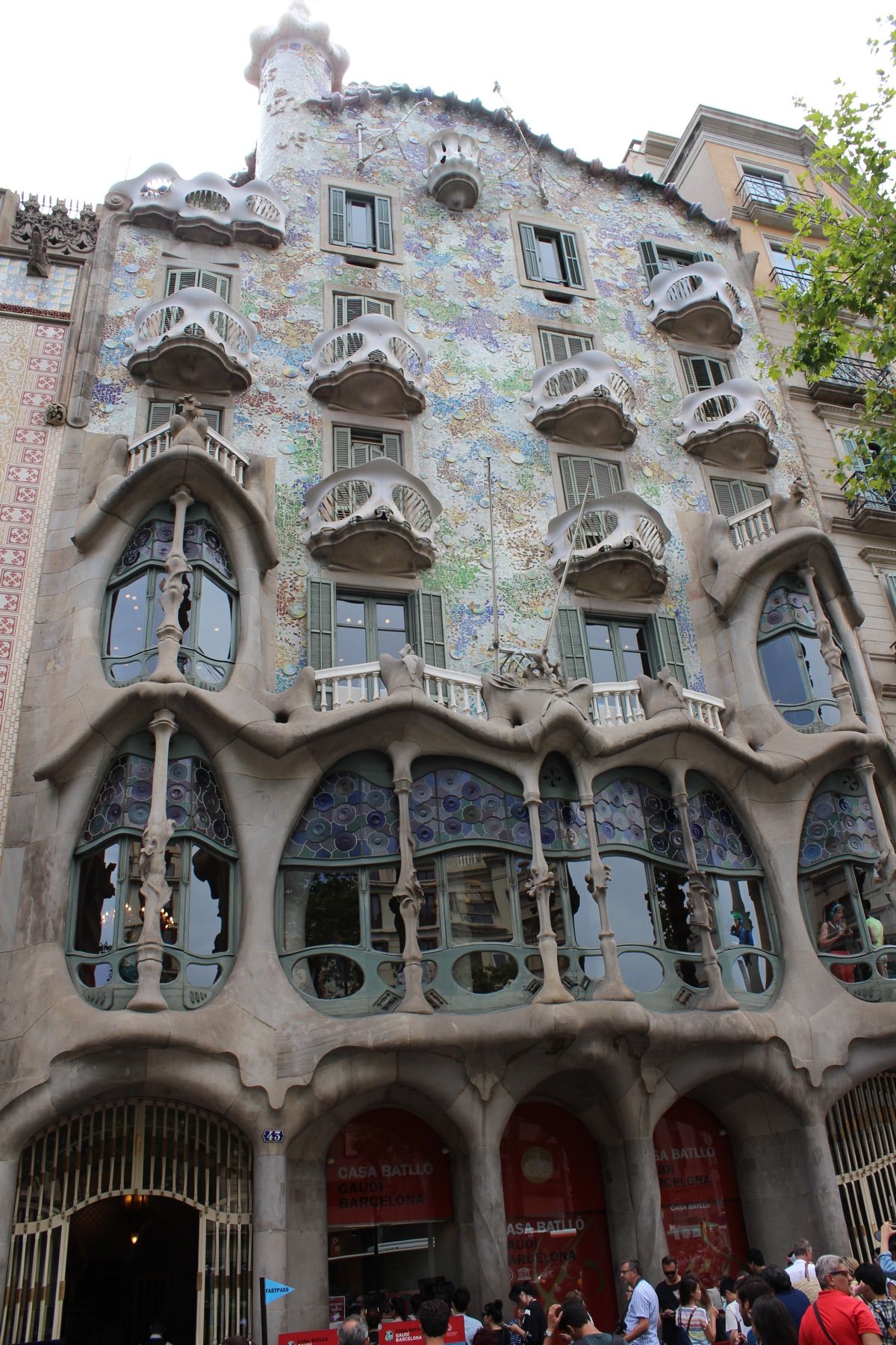 @Casa Batllo②

こちらは日中のカサ・バトリョ
常に観光客で行...