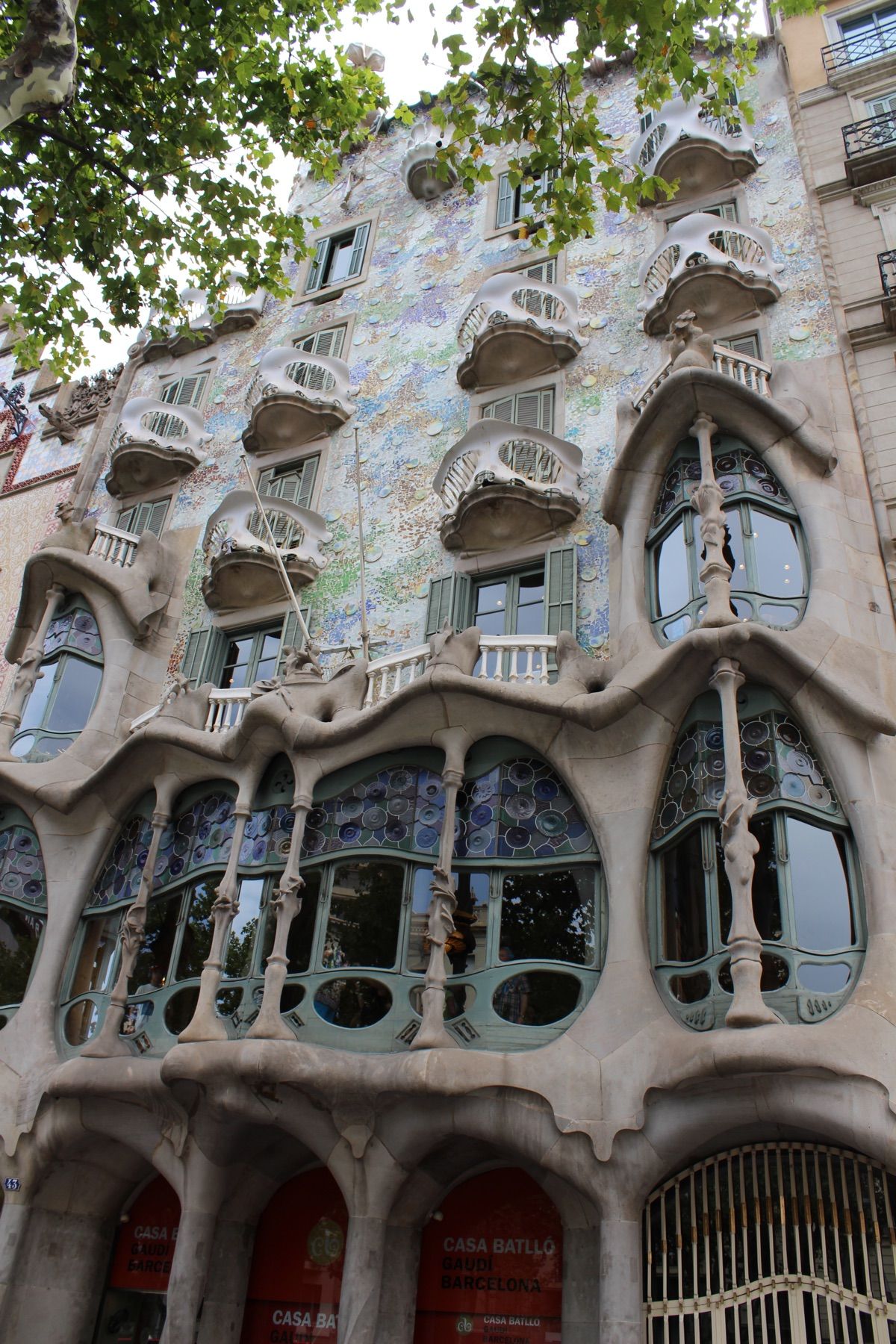 @Casa Batllo②

こちらは日中のカサ・バトリョ
常に観光客で行...