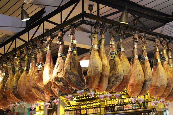 スペイン・バルセロナ「2015：WCGC@Barcelona」の写真：@どこかのバル

生ハム原木🥩を写メする...